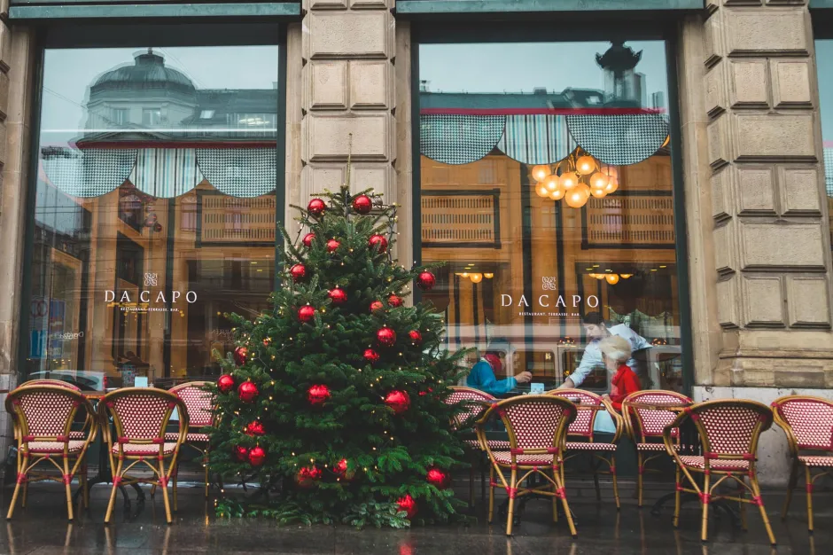 Christmas out door dining min 1
